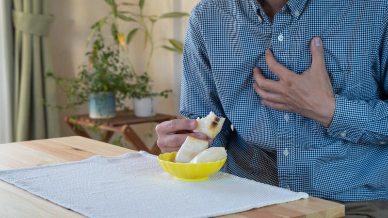Read on for how to identify when you are choking and how to perform the Heimlich on yourself.